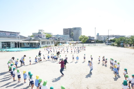 ①広い園庭と遊戯室.png