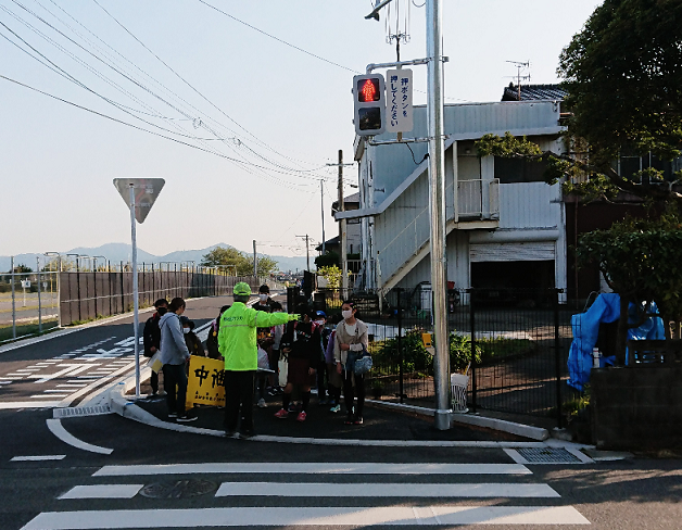 東野小 横断歩道を渡る生徒たち.png