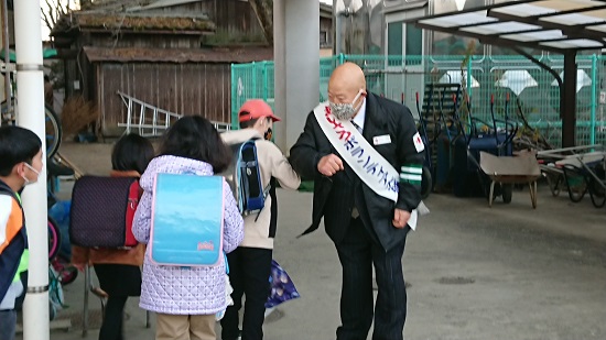 R4.1.17あいさつ運動_小郡小・平岡さん.jpg