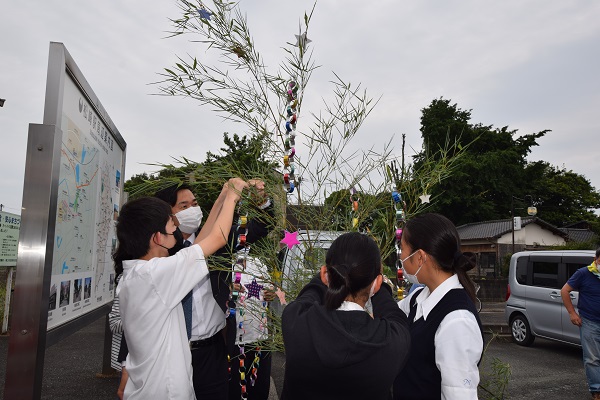 松崎駅で笹に飾りつけをする三井高校の生徒さんと市長