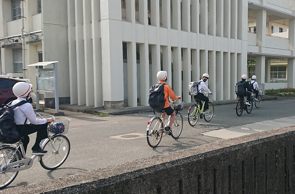 自転車で登校する生徒達