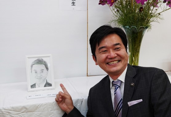市長似顔絵とツーショット.jpg