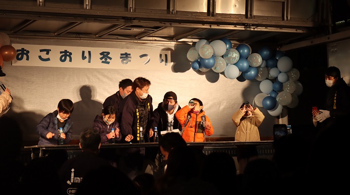 子どもたちのラムネ早飲み対決