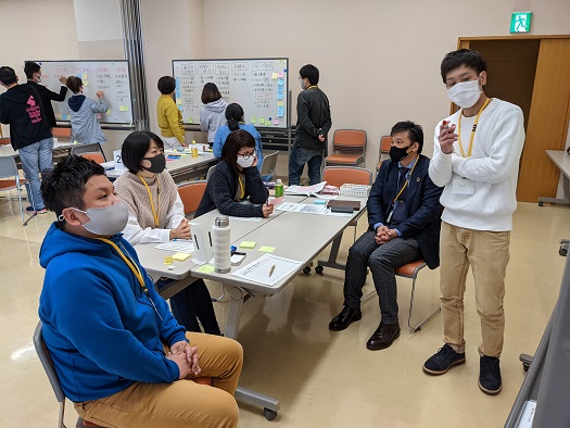 グループに分かれて意見交換する様子