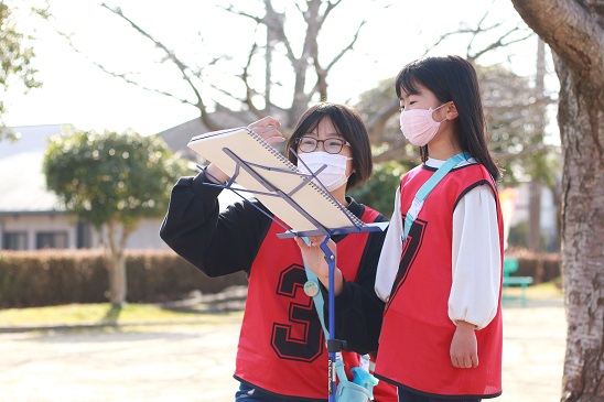 公園で成果を発表するこどもたち