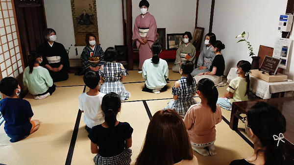 姿勢を正して、先生のお話を聞くようす