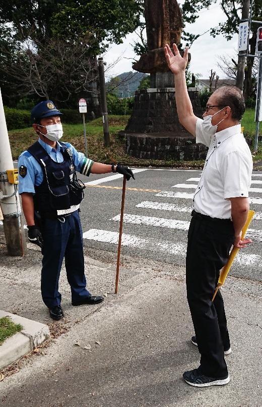 あいさつ運動中の先生とおまわりさん