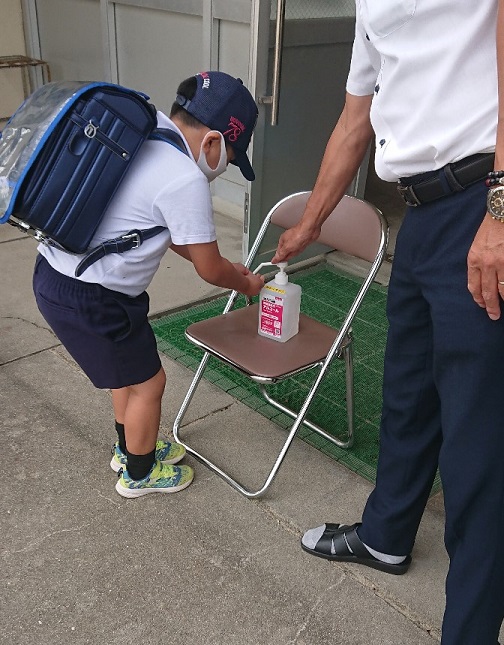 登校する生徒