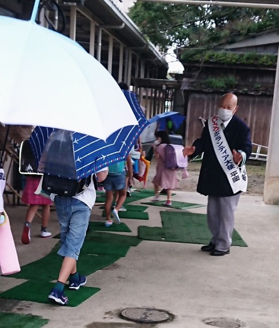 小郡小あいさつ運動のようす（平岡さん）