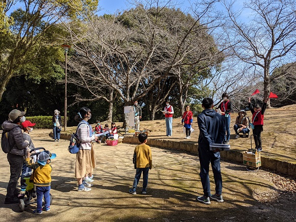 公園で成果を発表するこどもたち