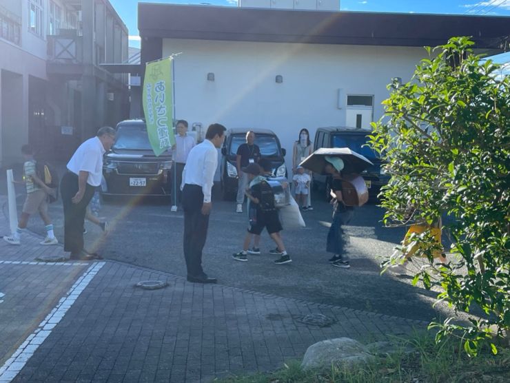 0827あいさつ運動のぞみ小1-1.JPG