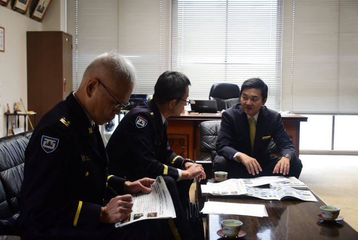 R6.11.15_小郡駐屯地防衛白書提出.JPG