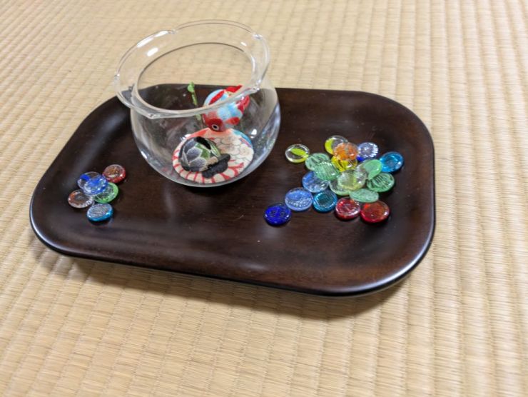たばこ盆の代わりの金魚鉢とおはじき