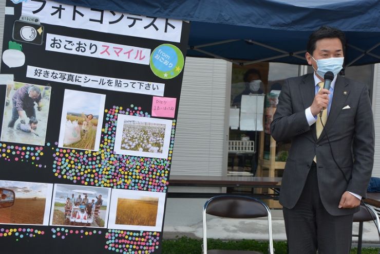 素敵な応募作品の前で話をする加地市長