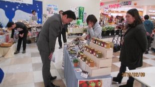 ジャムを選ぶ加地市長.jpg