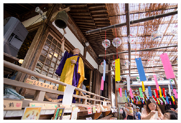 如意輪寺の風鈴祭りの様子